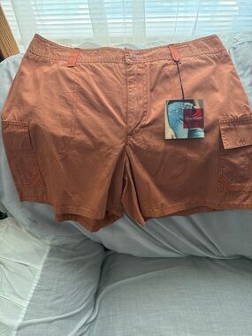 Gloria Vanderbilt Women’s Cargo Shorts in Rust. Size 10